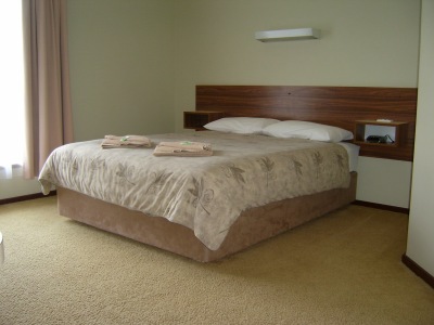 Donnybrook Motel bedroom
